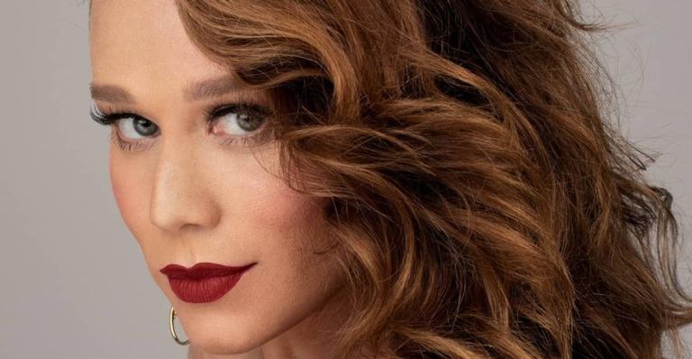 Sem nada por baixo, Mariana Ximenes deixa robe cair no ombro e quase mostra demais: ”Obra de arte”