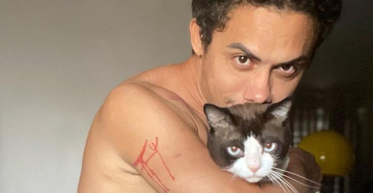 Silvero Pereira passa dia agarradinho ao seu gato: ”Pra começar a semana fofa”