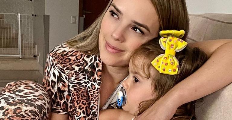 Grávida, Thaeme posta cliques da primogênita e fala sobre seu casamento após a maternidade