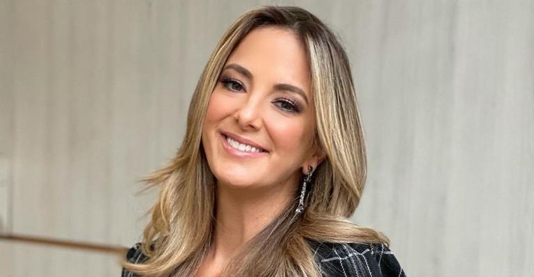 Ticiane Pinheiro recebe 1ª dose da vacina contra a Covid-19 e se emociona: ”Aliviada”