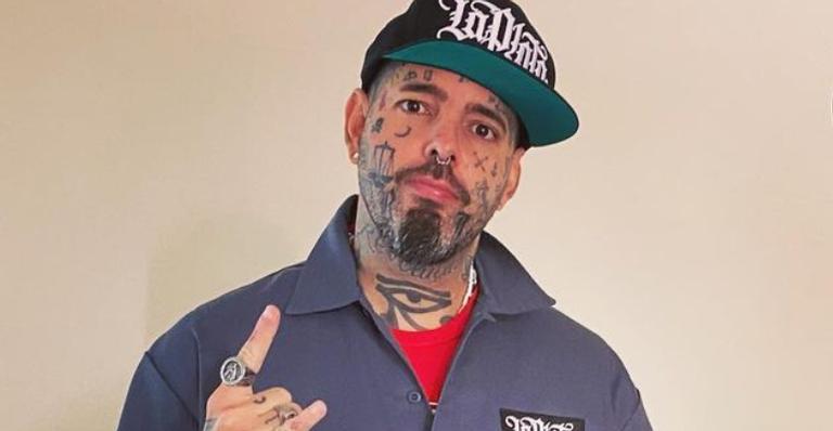Tico Santa Cruz é vacinado e comemora com tatuagem: ”Viva o SUS”