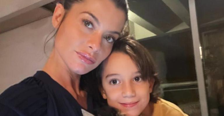 Alinne Moraes se diverte ao lado do filho, Pedro durante brincadeira em parquinho