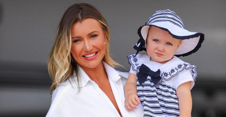 Ana Paula Siebert lamenta saudade após viajar sem a filha: ”Como é difícil…”