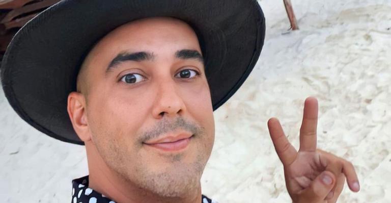 Sorridente, André Marques esbanja alto astral nas redes sociais: ”Muita paz, amor, luz”