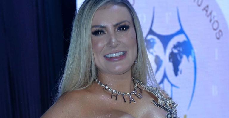 Andressa Urach escolhe vestido justinho de R$100 mil para comandar Miss Bumbum 2021