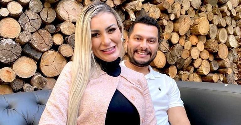 Andressa Urach usa colar em homenagem ao marido e ele se derrete: ”Nome do seu dono”