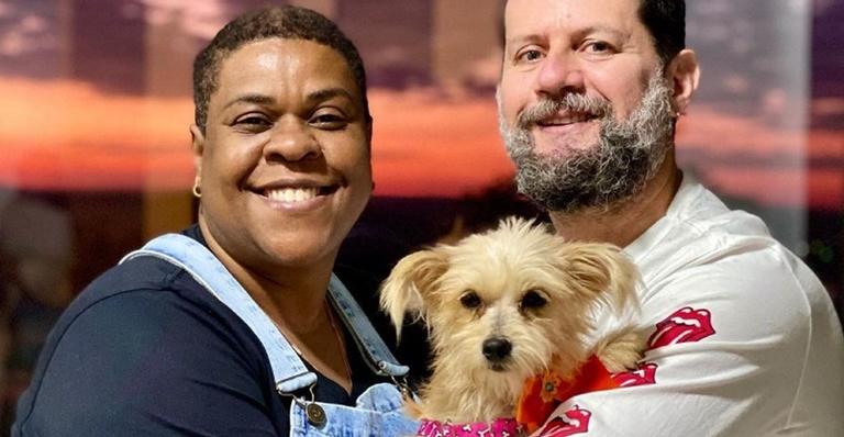 Ao lado do marido, Cacau Protásio mostra nova integrante da família: ”Nossa vira lata mais linda”