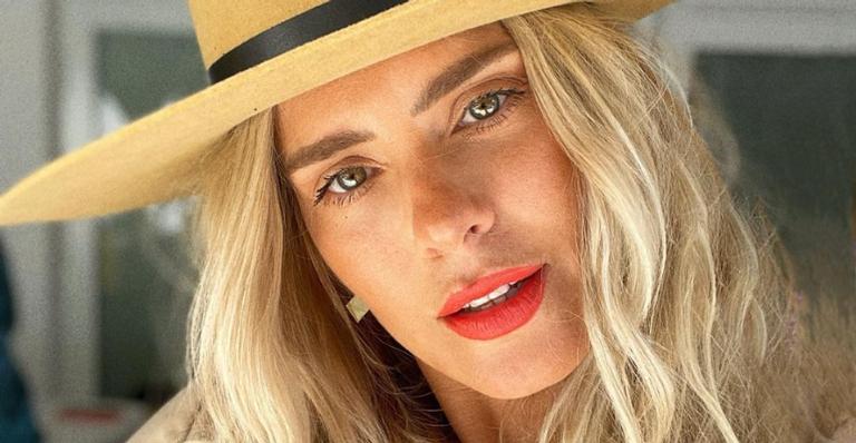 De biquíni, Carolina Dieckmann renova o bronzeado na praia e fãs babam: ”Sereia”
