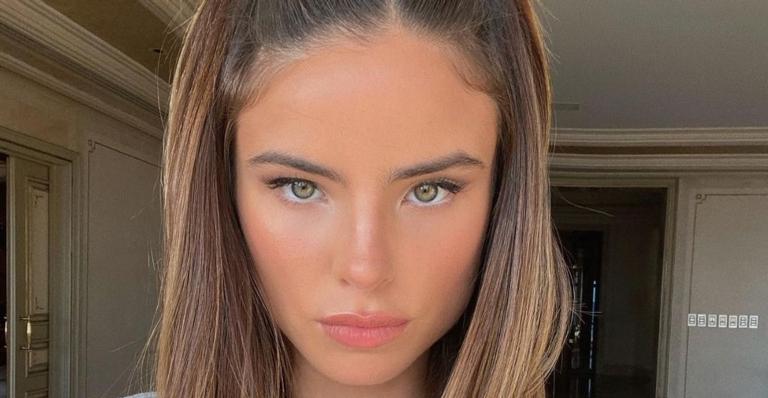 Giulia Be ostenta curvas esculturais com biquíni cavado em frente ao espelho: ”Que corpão!”