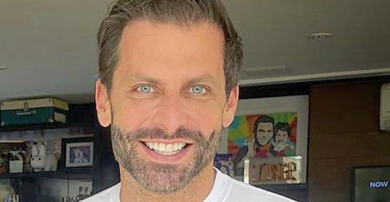 Henri Castelli comemora vacinação contra a Covid-19: ”Sou muito grato”
