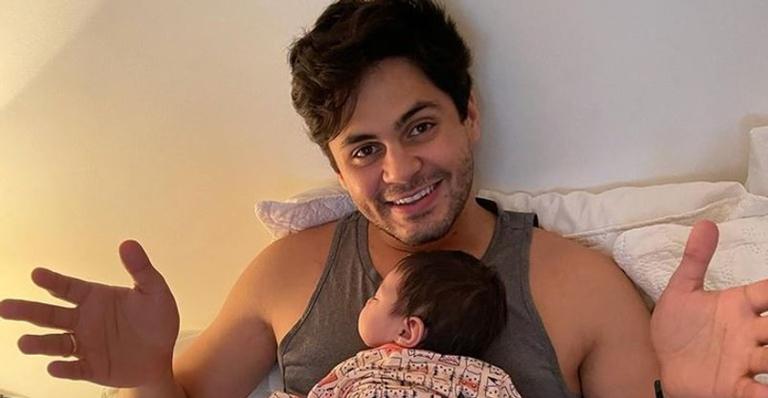 Lucas Veloso posta clique fofíssimo com a filha: ”Lua me fazendo de cama e eu amando”