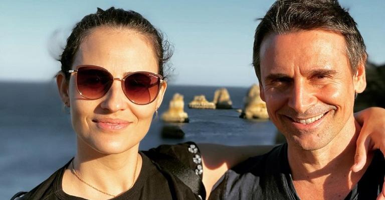 Em Portugal, Murilo Rosa curte praia ao lado da esposa, Fernanda Tavares: ”Com a gata”