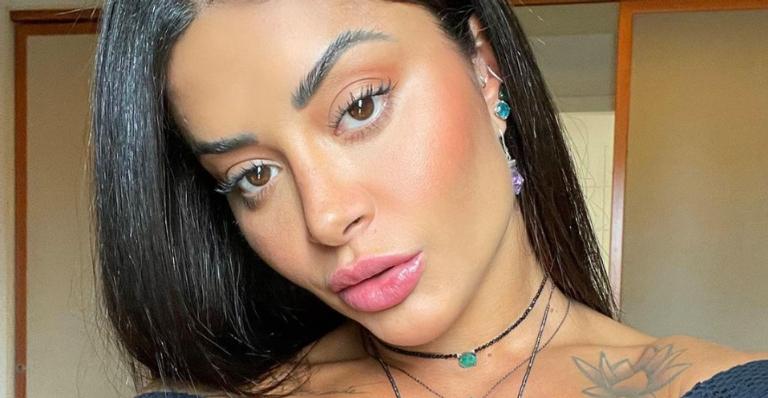 Na Bahia, Aline Riscado aproveita dia na praia e chama atenção dos internautas: ”Apaixonei”