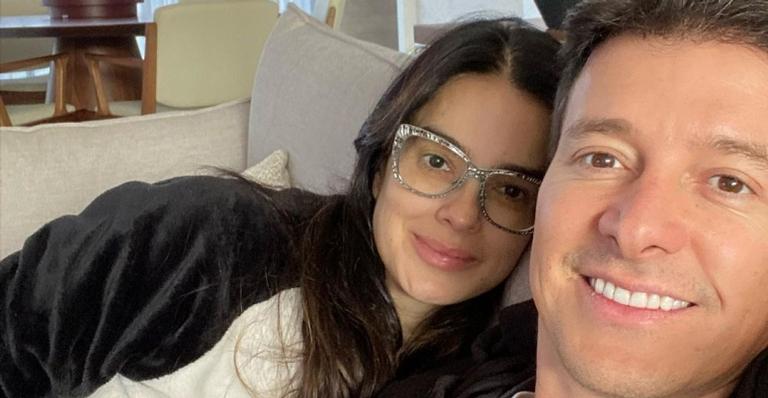 Com Covid-19, Rodrigo Faro posta foto com a esposa e agradece orações: ”Vamos vencer”
