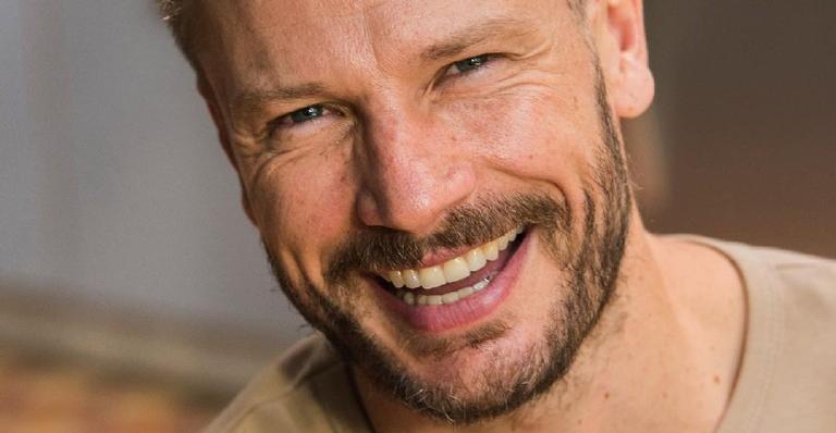 Rodrigo Hilbert celebra ao receber o medicamento contra a Covid-19: ”Vacina sim”