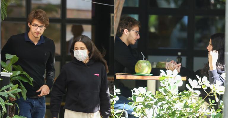 Pela primeira vez, Sophia Raia é flagrada aos beijos em encontro romântico com namorado