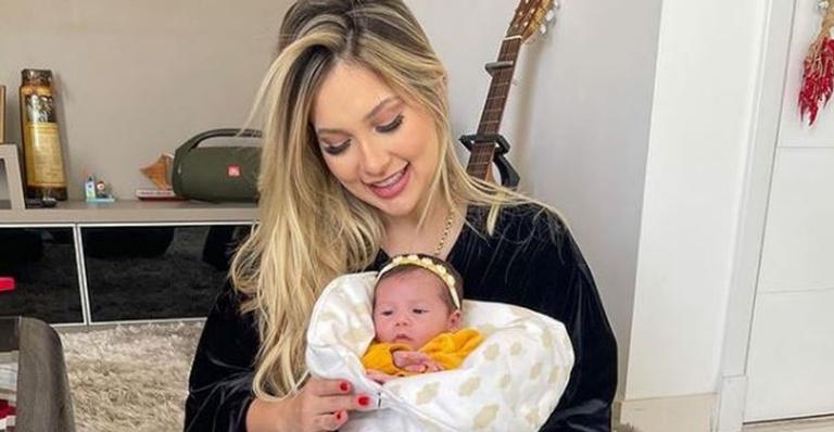 Em Gramado, Virginia Fonseca mostra a filha com look de pinguim: ”Que linda!”