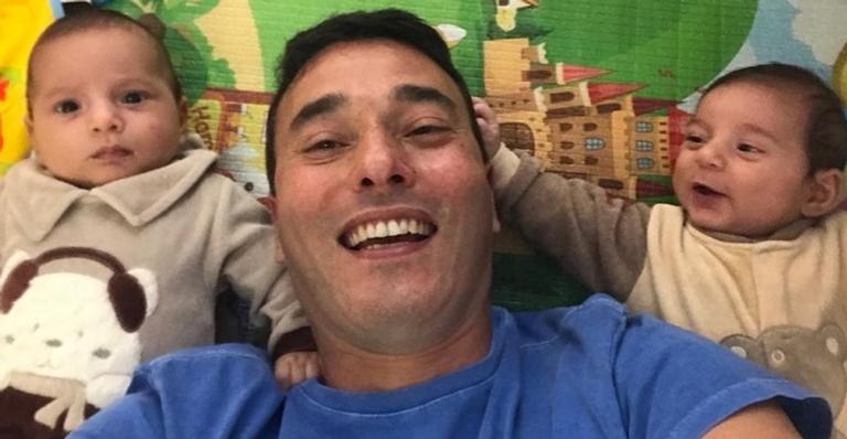 Pai babão! André Rizek comemora três meses dos filhos gêmeos, João e Pedro