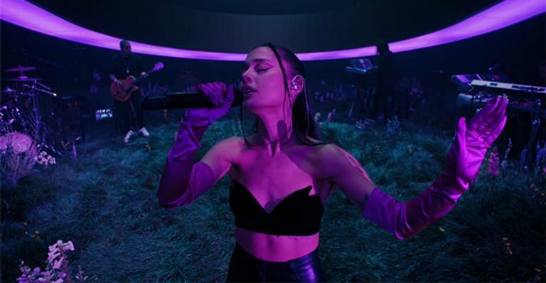 Ariana Grande lança performance ao vivo para faixa queridinha do álbum ‘positions’