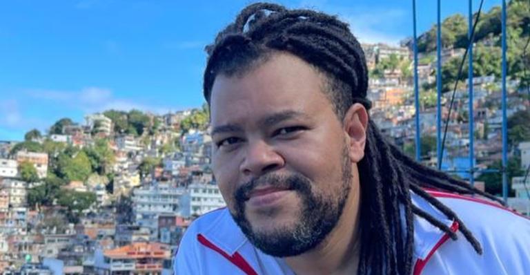 Babu Santana celebra após receber a vacina contra a Covid-19: ”Tô muito feliz!”