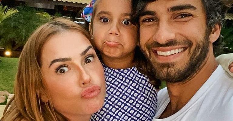 Deborah Secco aproveita férias com a família em parque de diversão em Orlando
