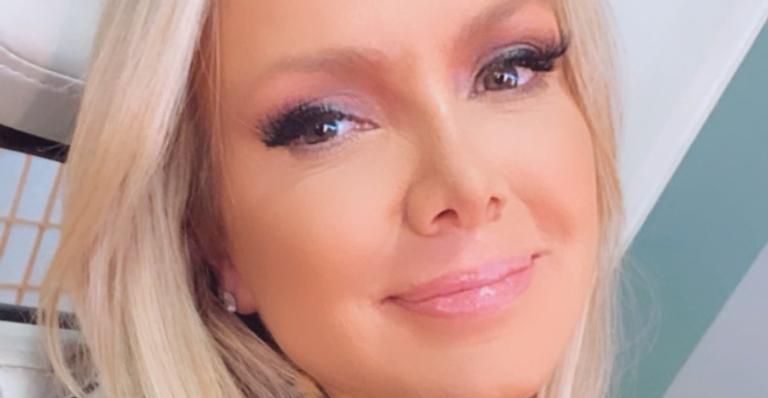 Eliana surge deslumbrante com vestido cravejado de brilhantes e fãs elogiam: ”Linda demais!”
