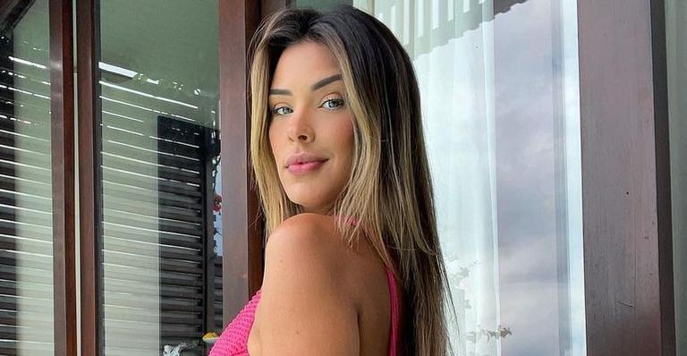 Em Jericoacoara, Ivy Moraes ostenta corpo escultural de biquíni fininho e para tudo: ”Uma pintura”