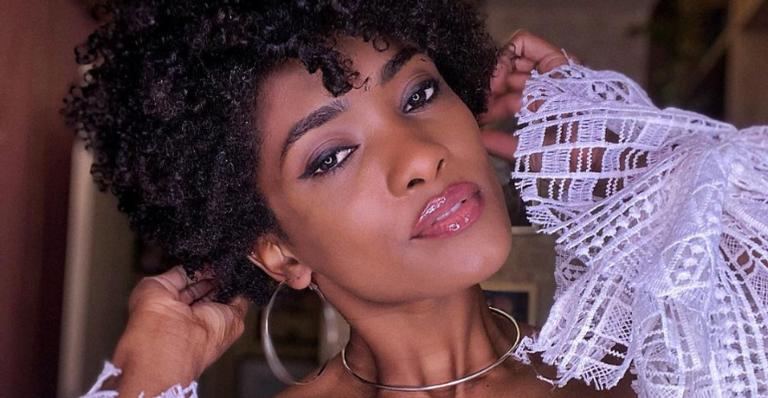 Erika Januza mostra detalhes da tatuagem feita em homenagem aos cães: ”Tattoo do amor”