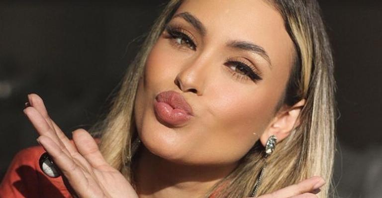 Ex-BBB Sarah Andrade surge com look transparente após silicone nos seios