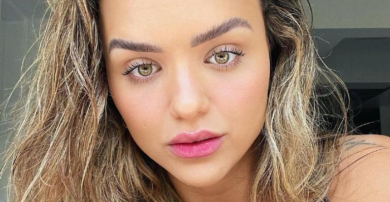 Rafa Kalimann posa de vestido decotado e conquista os internautas: ”Mulher perfeita”
