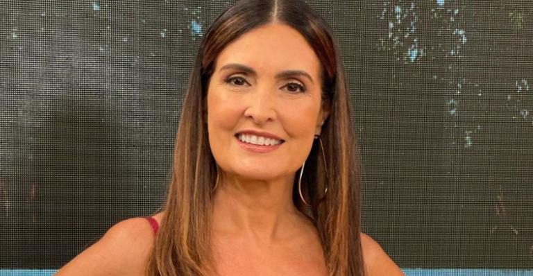 Fátima Bernardes combina couro com estampa de oncinha e ganha elogios: ”Arrasou muito”