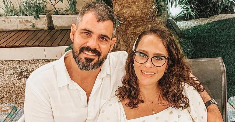 Juliano Cazarré e Leticia montam quarto decorado para a caçula e exibem detalhes para os fãs