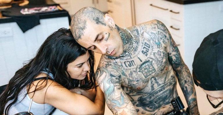 Kourtney Kardashian aumenta rumores de noivado com Travis Barker após clique suspeito