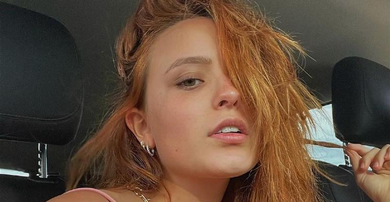 Larissa Manoela surge belíssima em vídeo no carro e deixa a web babando