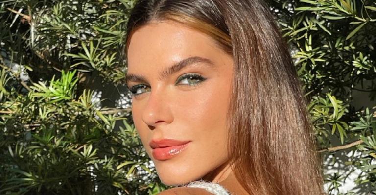Mariana Goldfarb esbanja beleza ao surgir radiante em clique na web