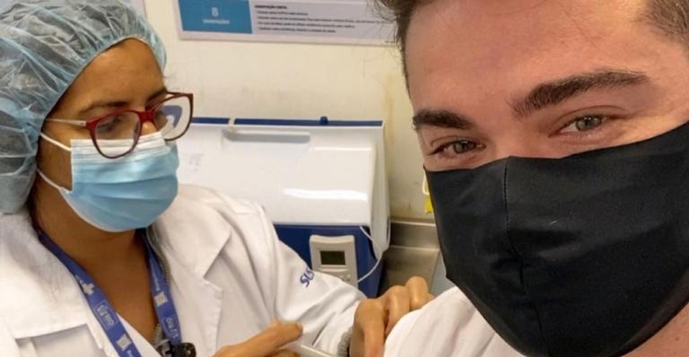 Sidney Sampaio se emociona ao tomar a vacina contra a Covid-19