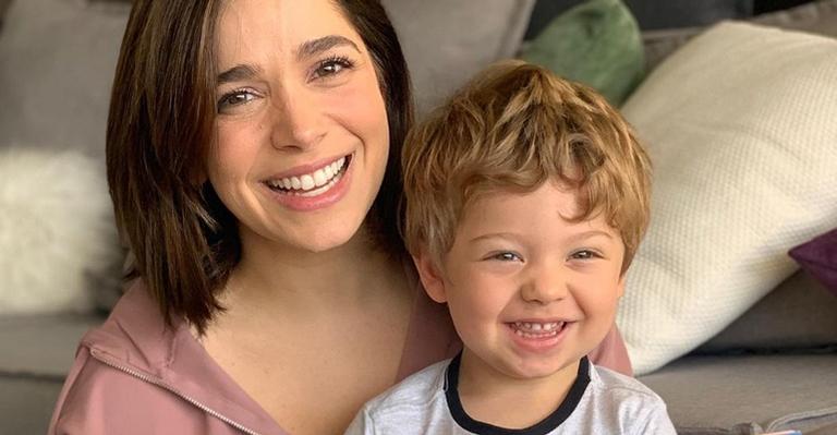 Sabrina Petraglia se emociona ao ganhar livro de Rosanne Mulholland: ”Reflexão brilhante”