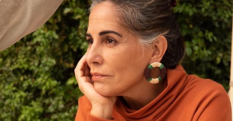 Sorridente, Gloria Pires aparece tomando taça de vinho e ganha elogios: ”Coisa mais linda”