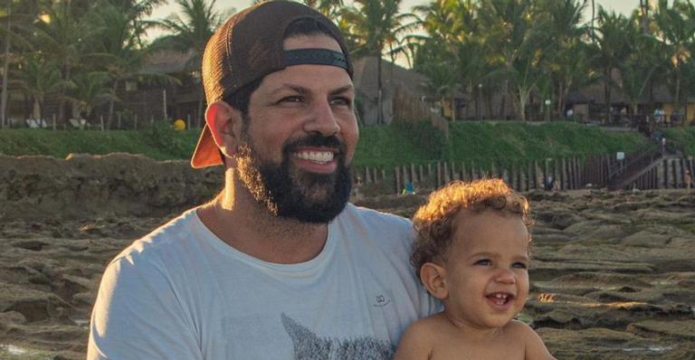 Theo, filho do sertanejo Sorocaba, se diverte com carro luxuoso de brinquedo: ”Igual a do papai”