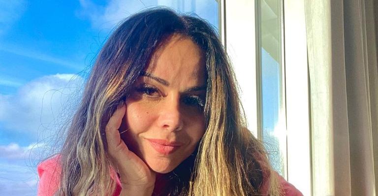 Viviane Araujo revela saudade ao postar fotos de desfile de Carnaval: ”Avisa que eu to voltando”