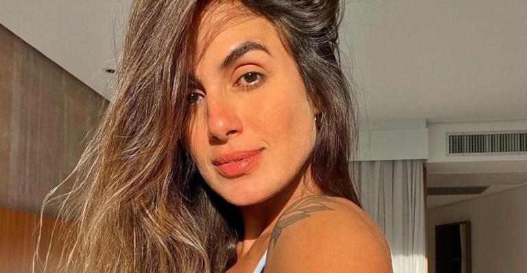 Carol Peixinho esbanja estilo e beleza em sequência de cliques na web