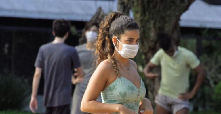Clara Buarque, filha de Carlinhos Brown e neta de Chico Buarque, grava série nas ruas do Rio