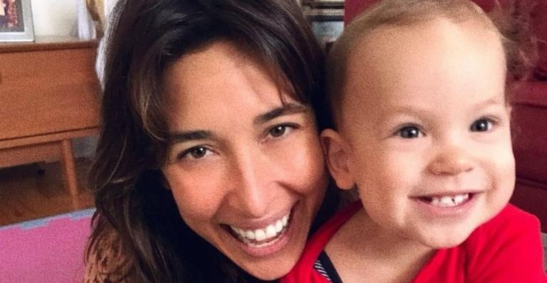 Giselle Itié compartilha registro amamentando o filho, Pedro Luna: ”Qualquer hora é hora”