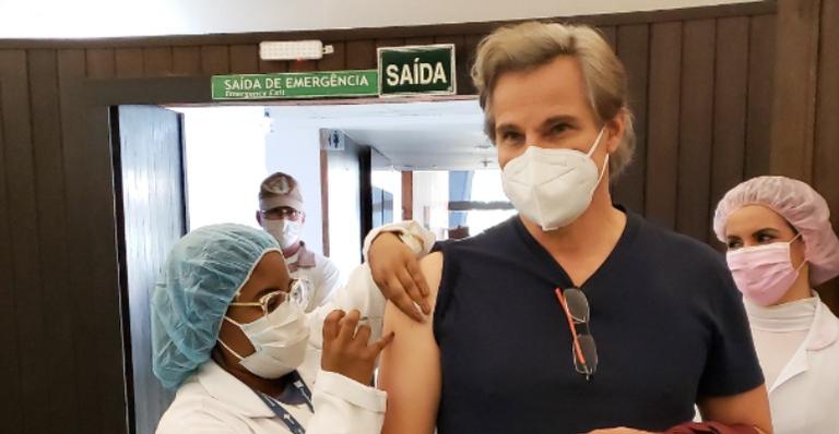 Edson Celulari toma segunda dose da vacina contra Covid-19 e agradece profissionais da saúde
