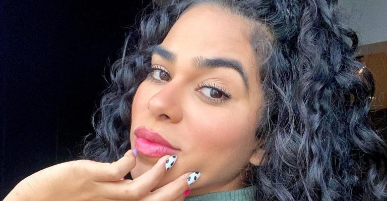 Elana Valenaria surge belíssima com biquíni cavado e rouba a cena com corpo escultural: ”Deusa”