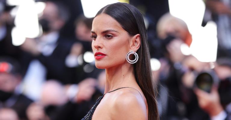 Em Cannes, Izabel Goulart esbanja sensualidade e drama em look ousado no tapete vermelho