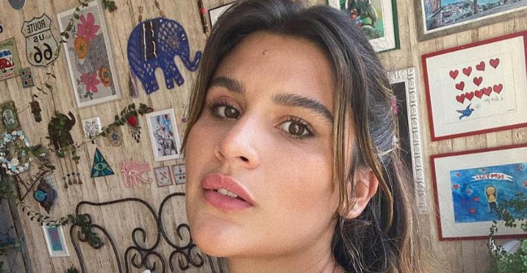 Giulia Costa surge usando biquíni deslumbrante em clique antigo e fãs elogiam: ”Ela é linda ela!”