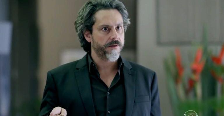 José Alfredo flagra esposa na cama com outro em ‘Império’