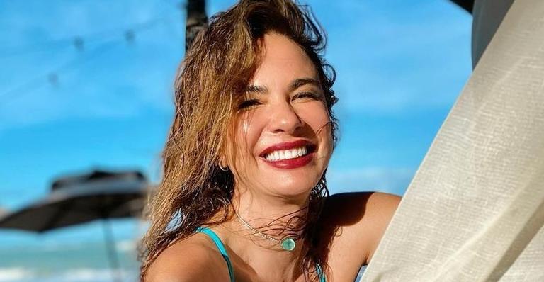 Luciana Gimenez se refresca em ducha com biquíni fininho e rouba a cena com shape sarado: ”Gata!”