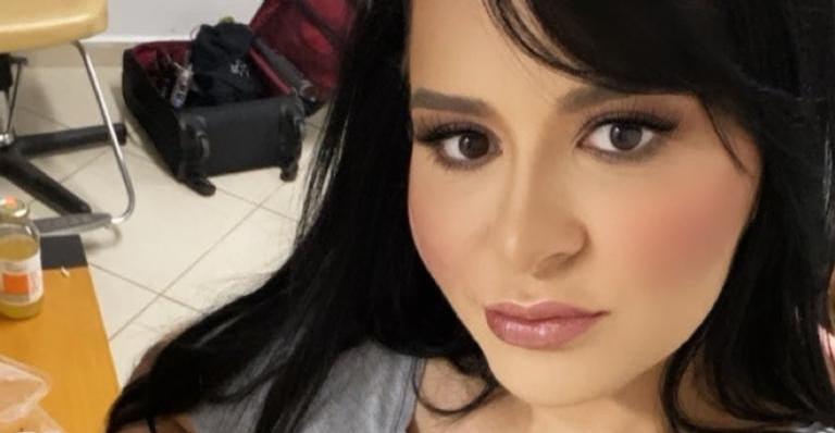 Maraisa posa de costas e ostenta corpo escultural em look provocante